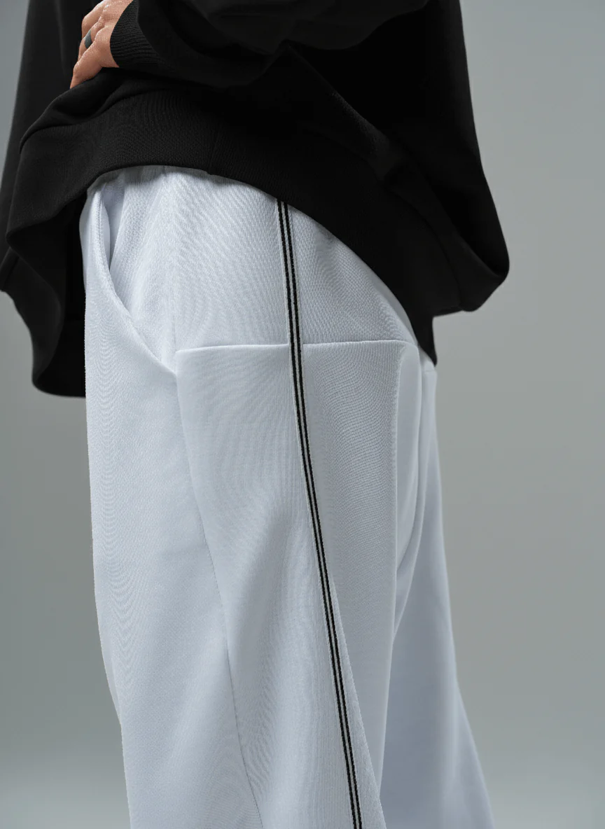 Black Oversized Sweatshirt & White Jogger Set - Image 4