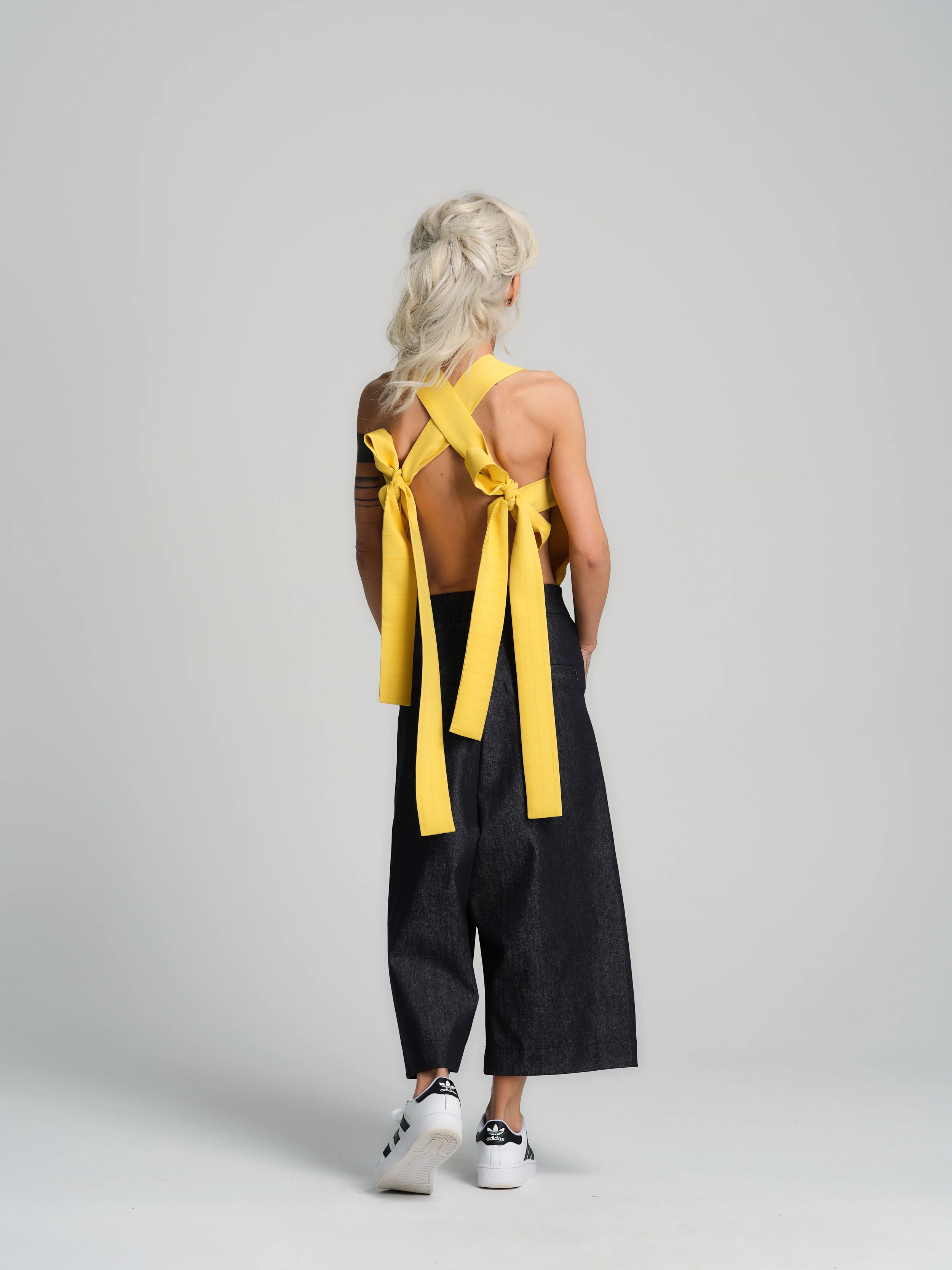 Cropped Barrel Jeans - Image 10