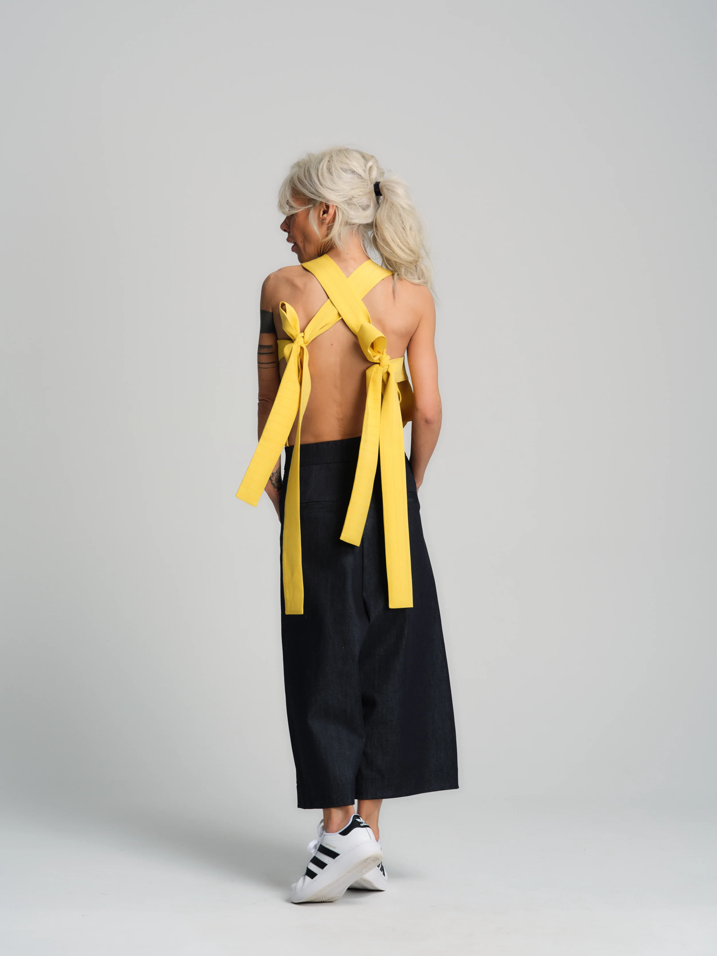 Cropped Barrel Jeans - Image 11