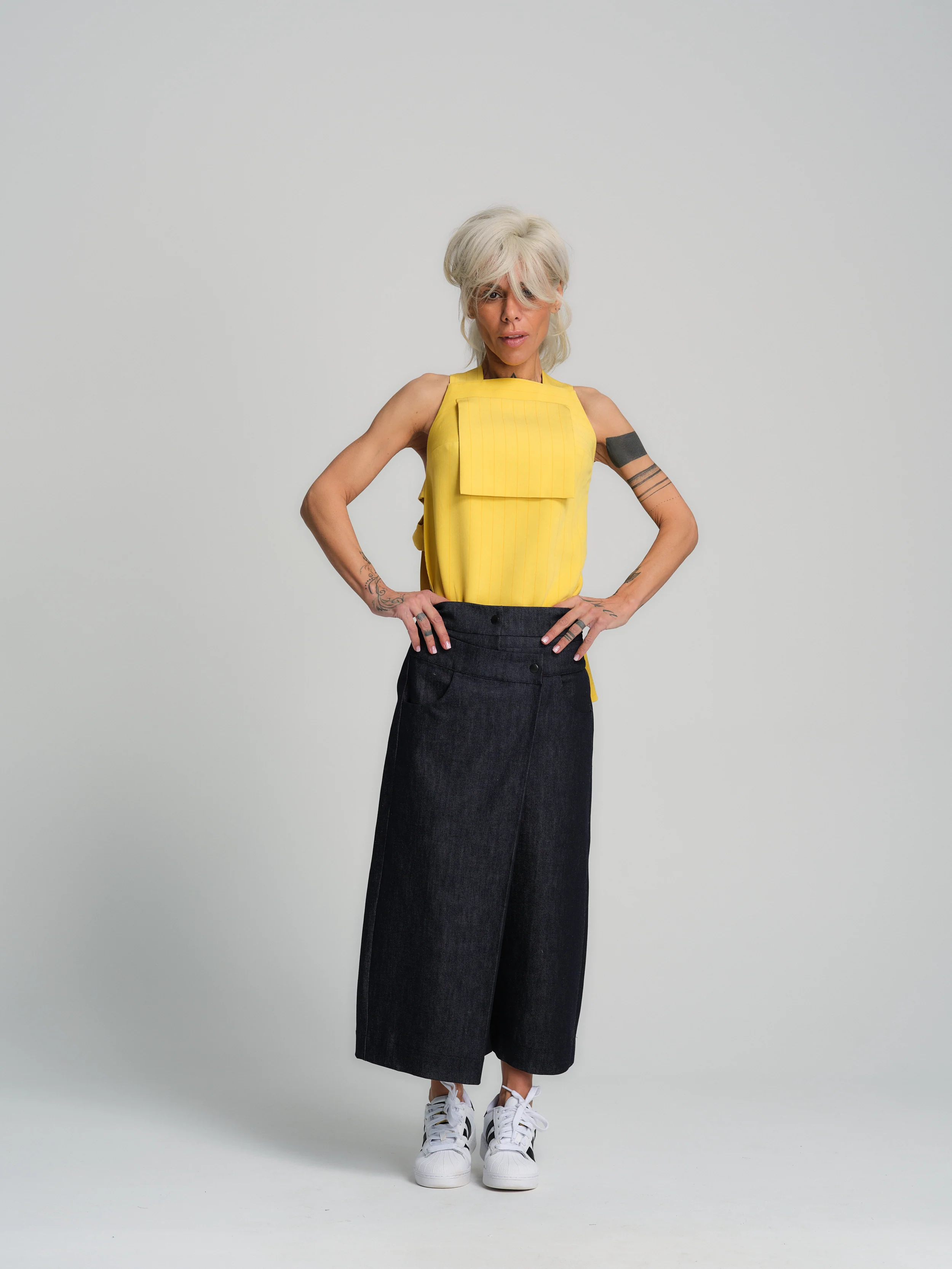 Cropped Barrel Jeans - Image 13