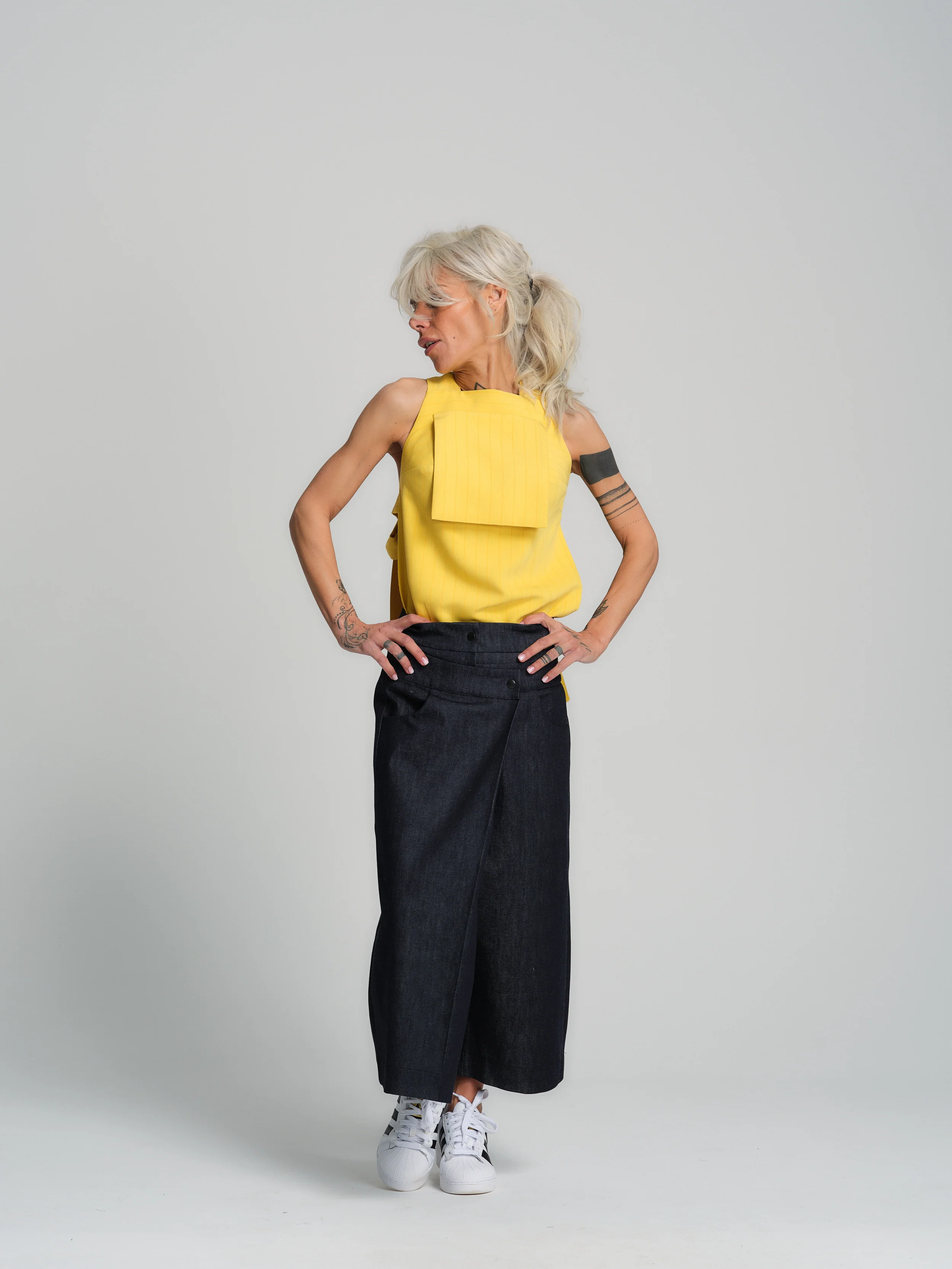 Cropped Barrel Jeans - Image 14