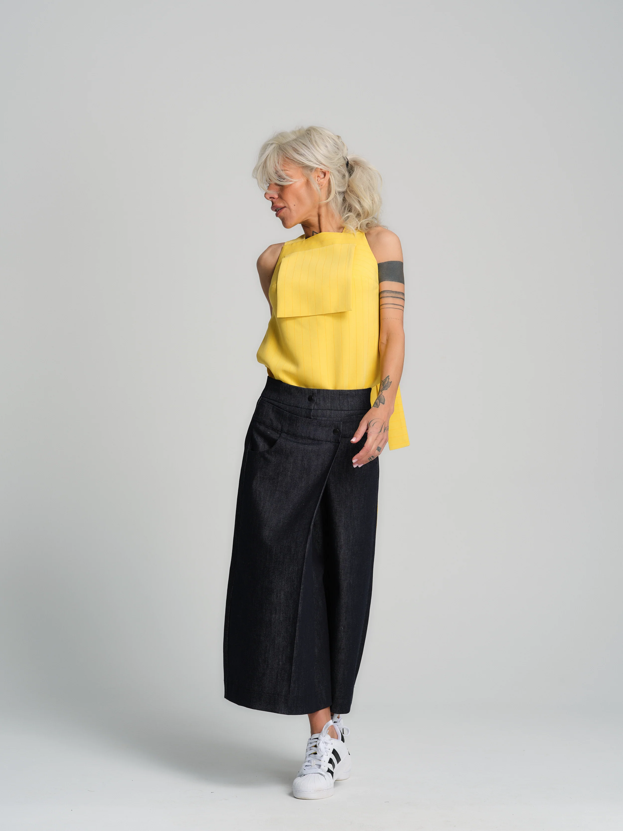 Cropped Barrel Jeans - Image 15
