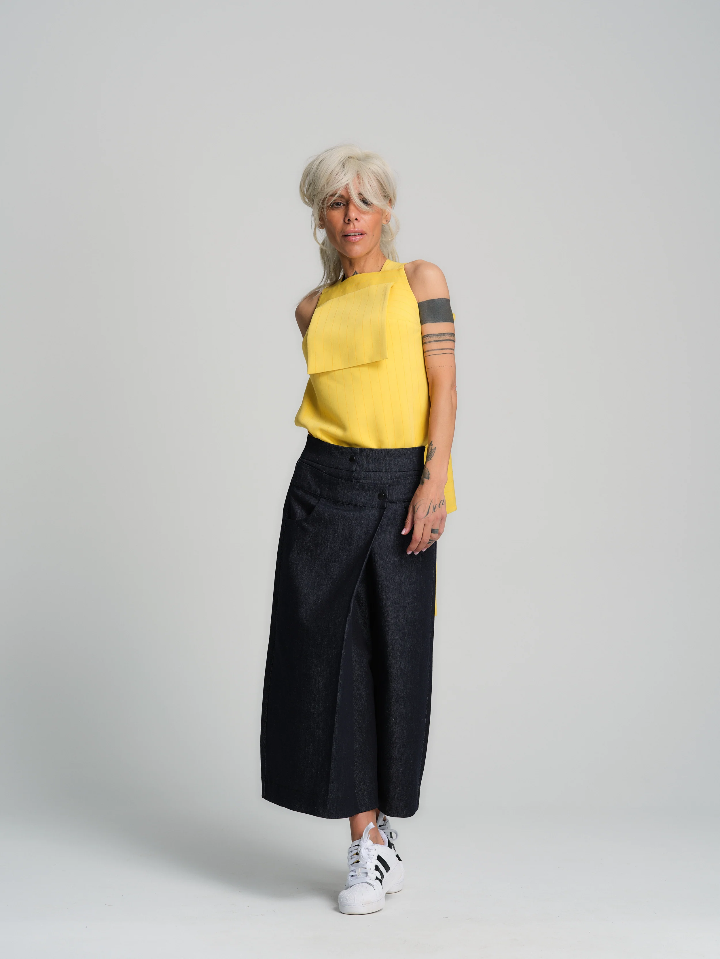 Cropped Barrel Jeans - Image 16