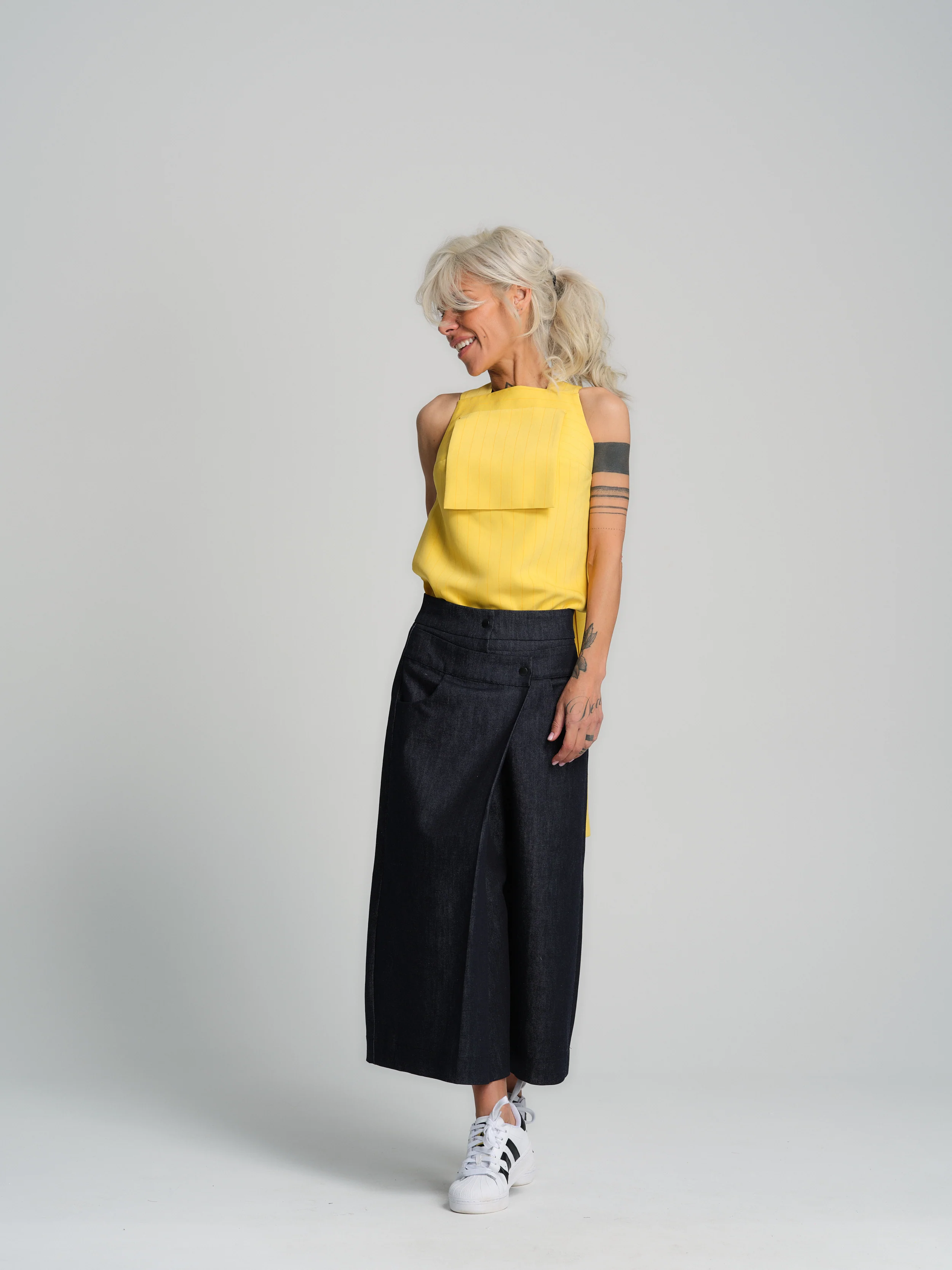 Cropped Barrel Jeans - Image 17