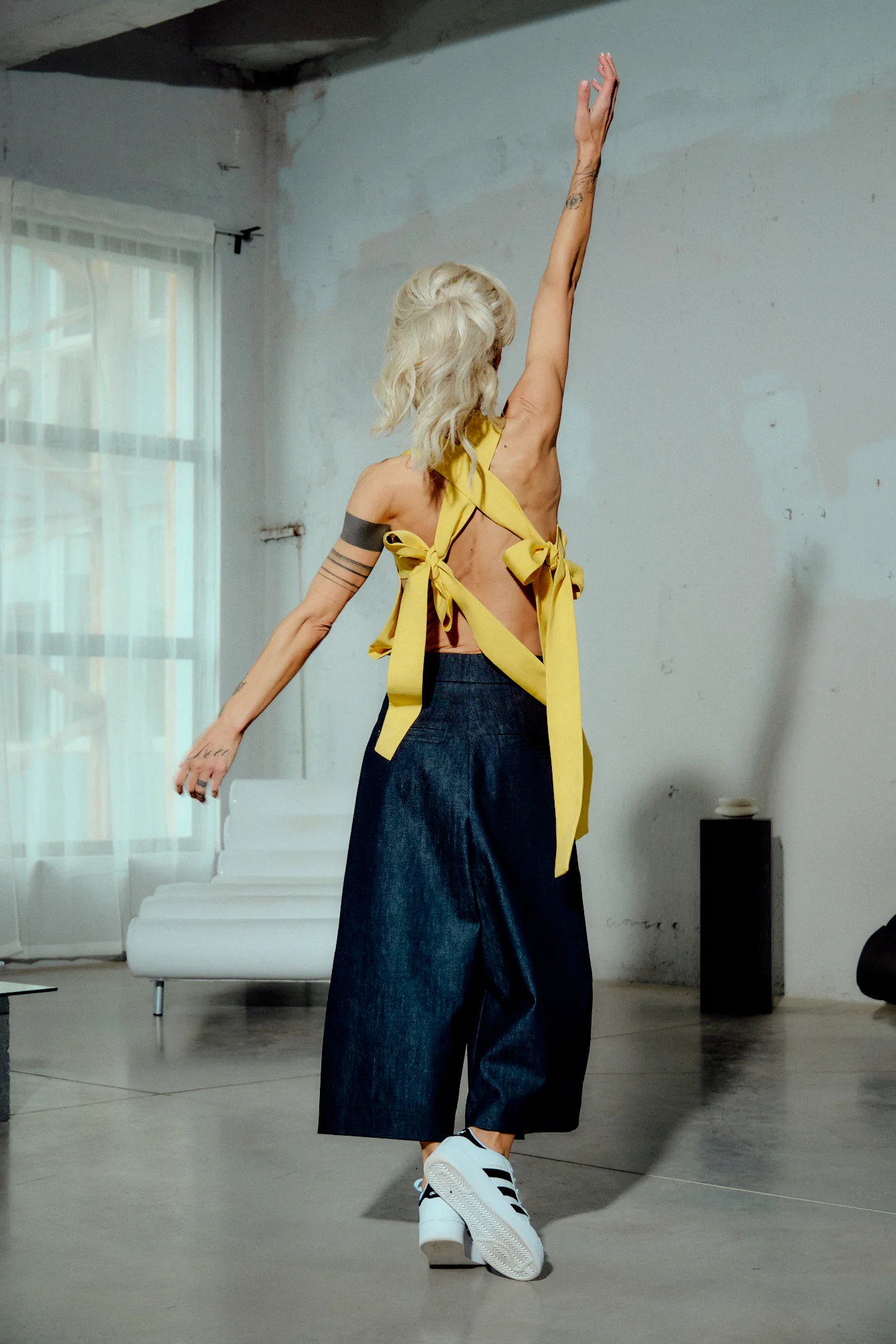 Cropped Barrel Jeans - Image 3