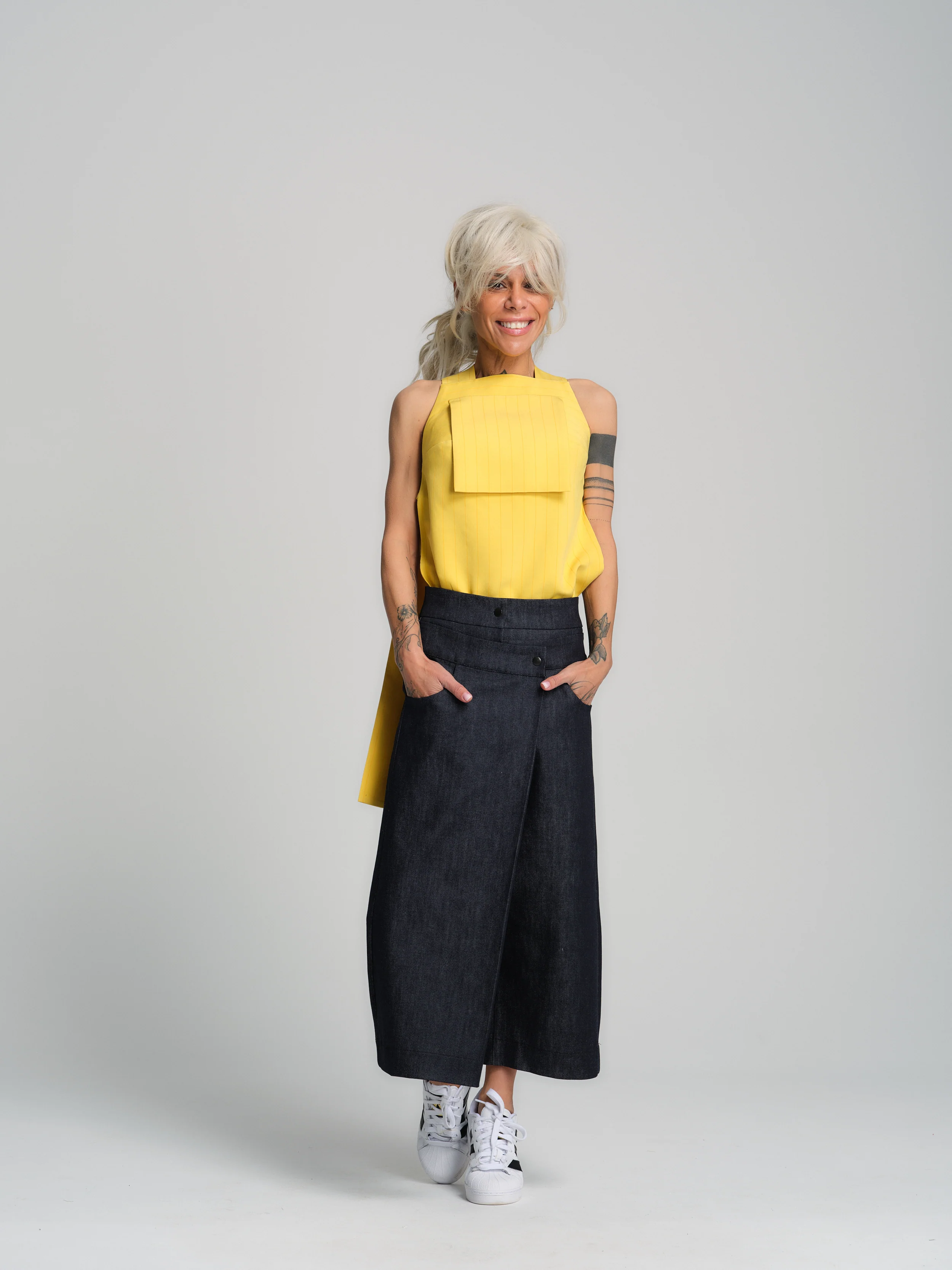 Cropped Barrel Jeans - Image 4