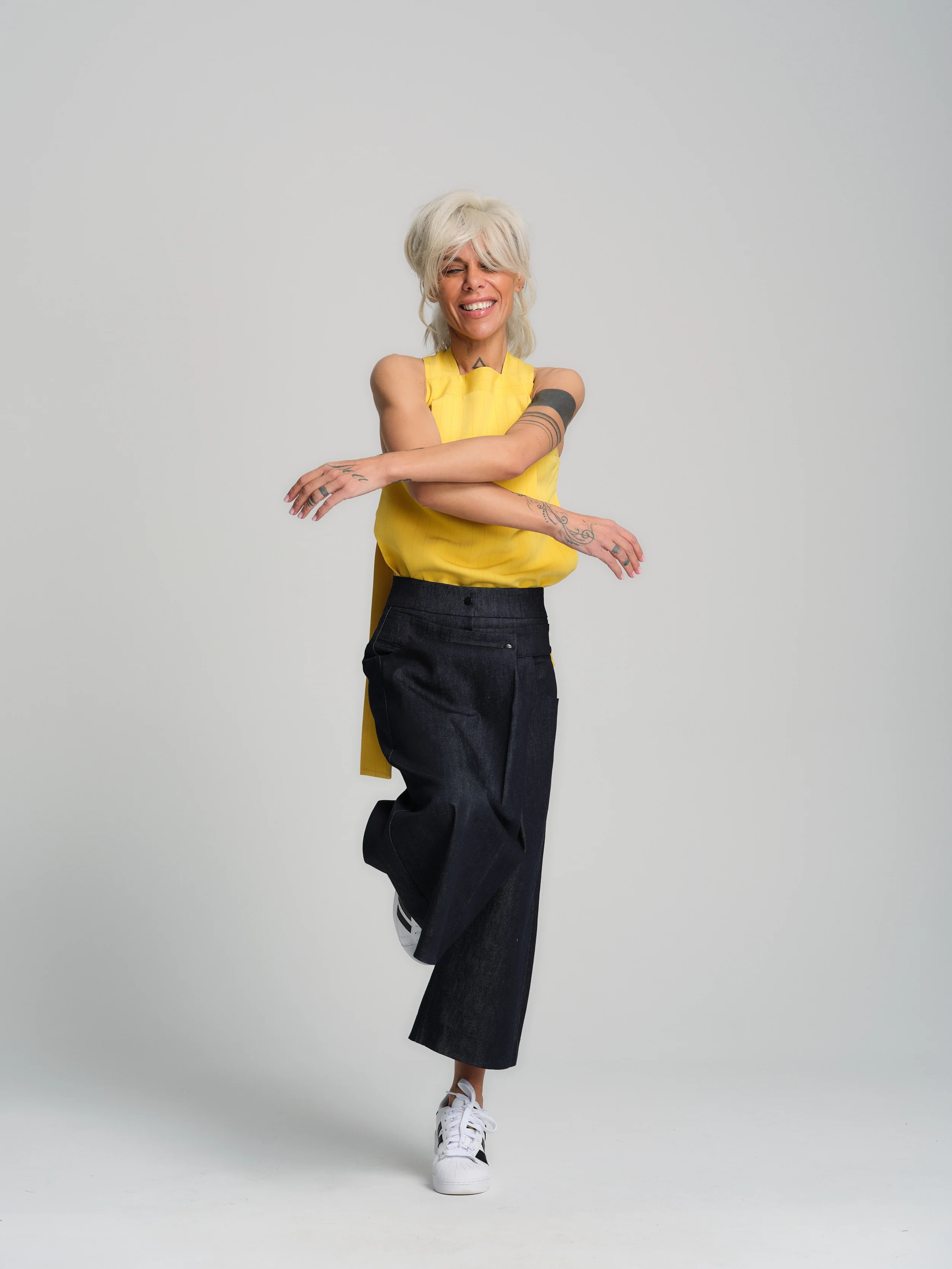 Cropped Barrel Jeans - Image 6