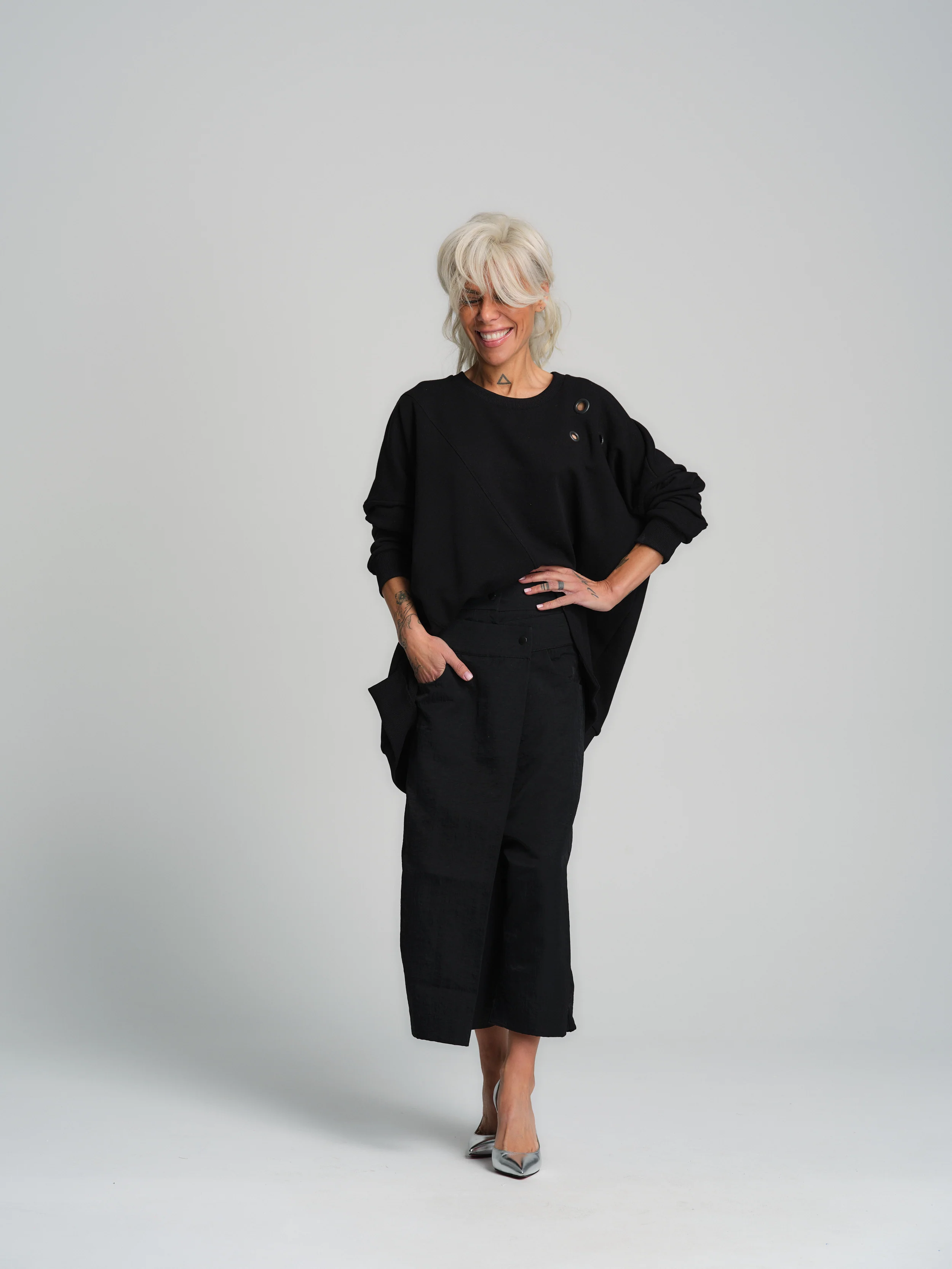 Cropped Black Barrel Pants - Image 10
