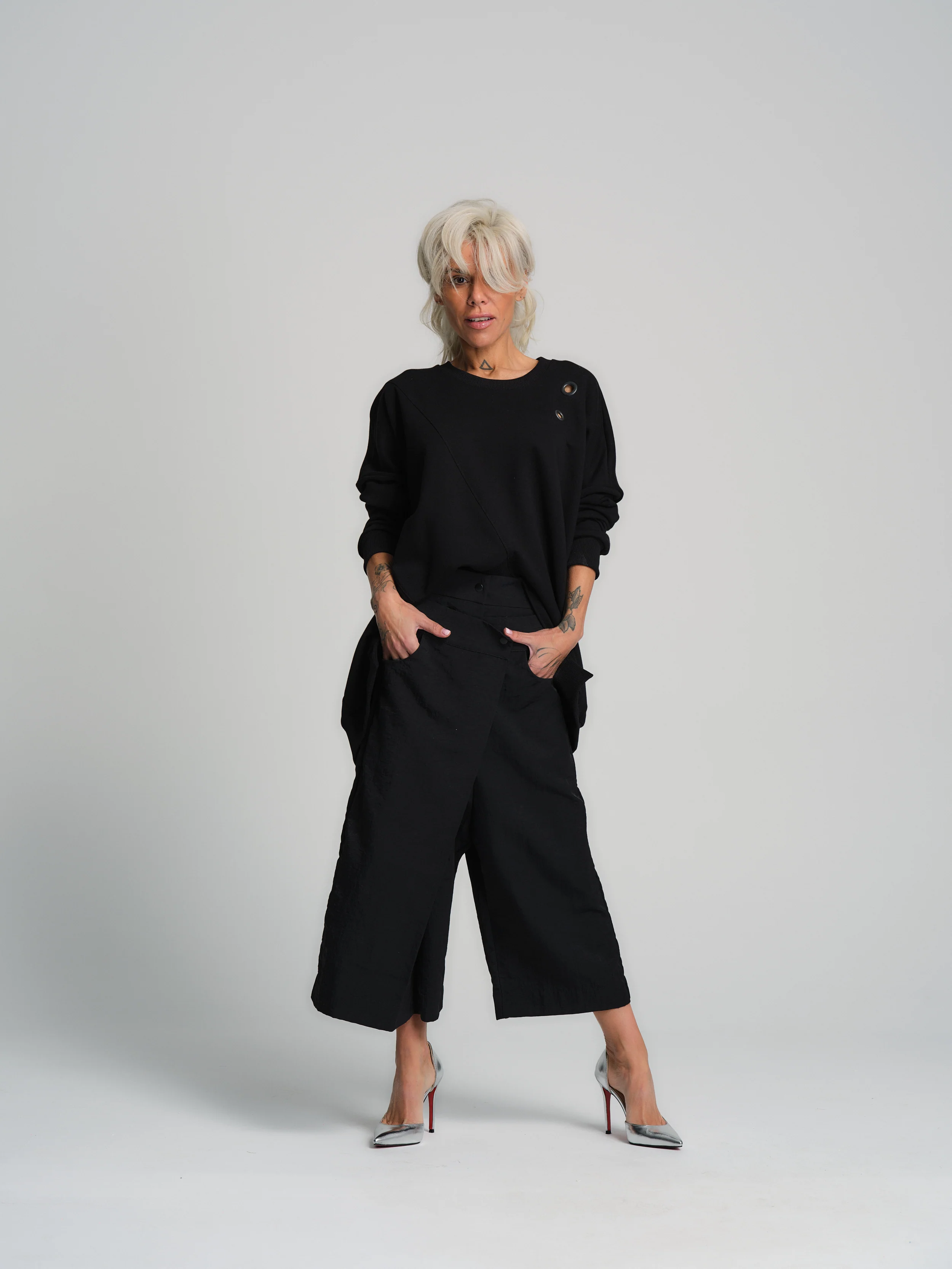 Cropped Black Barrel Pants - Image 4