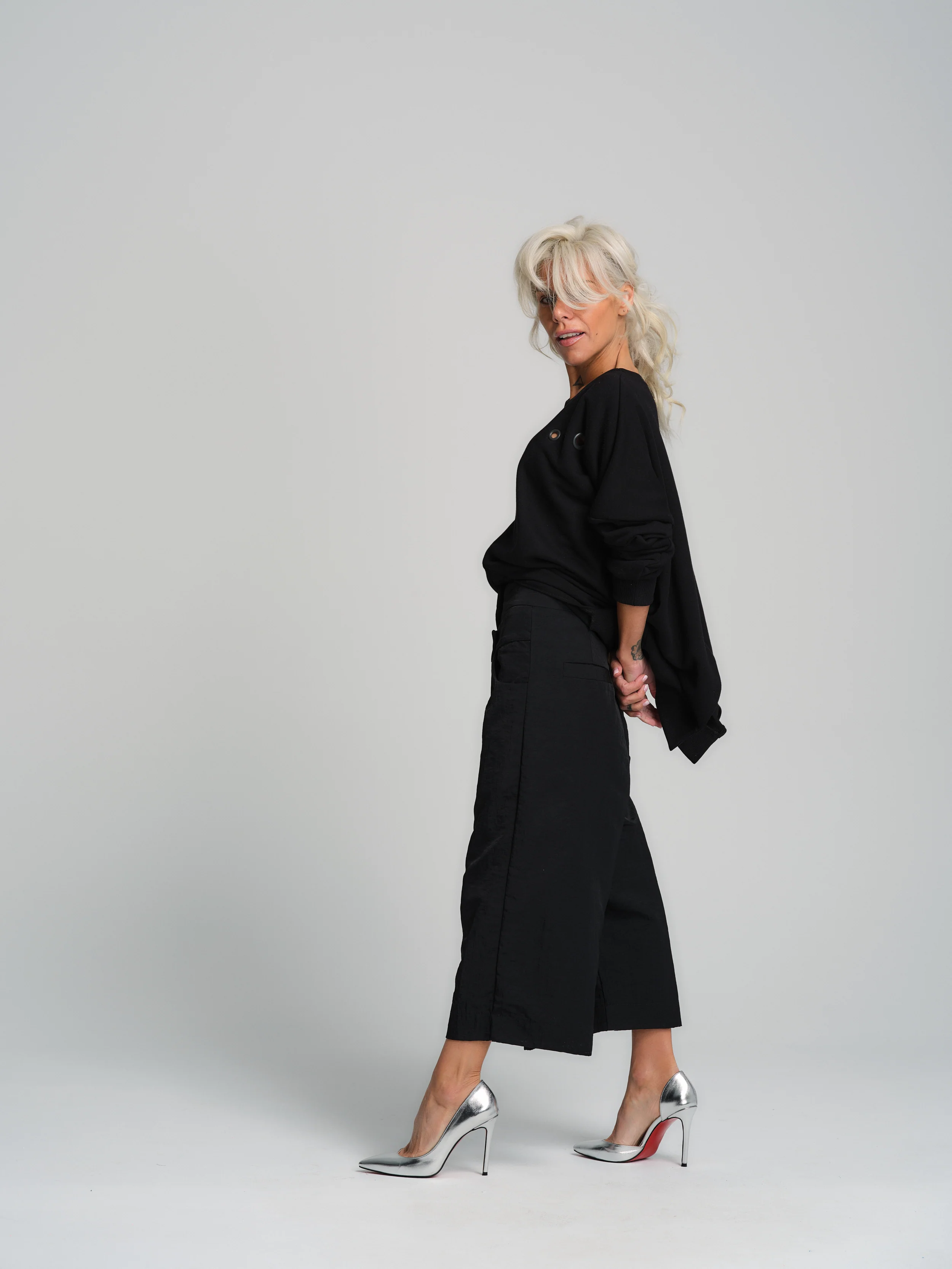 Cropped Black Barrel Pants - Image 6