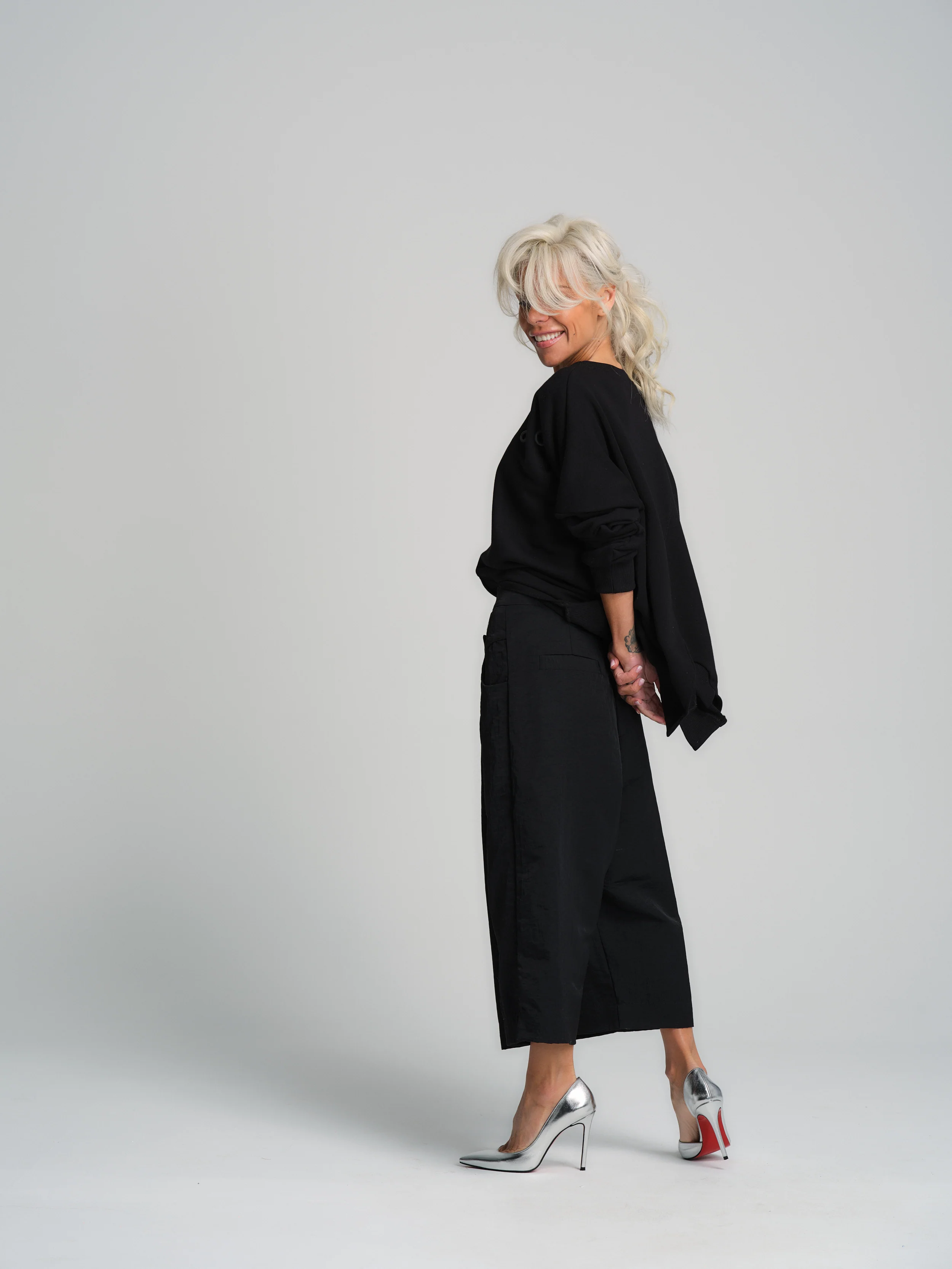 Cropped Black Barrel Pants - Image 7