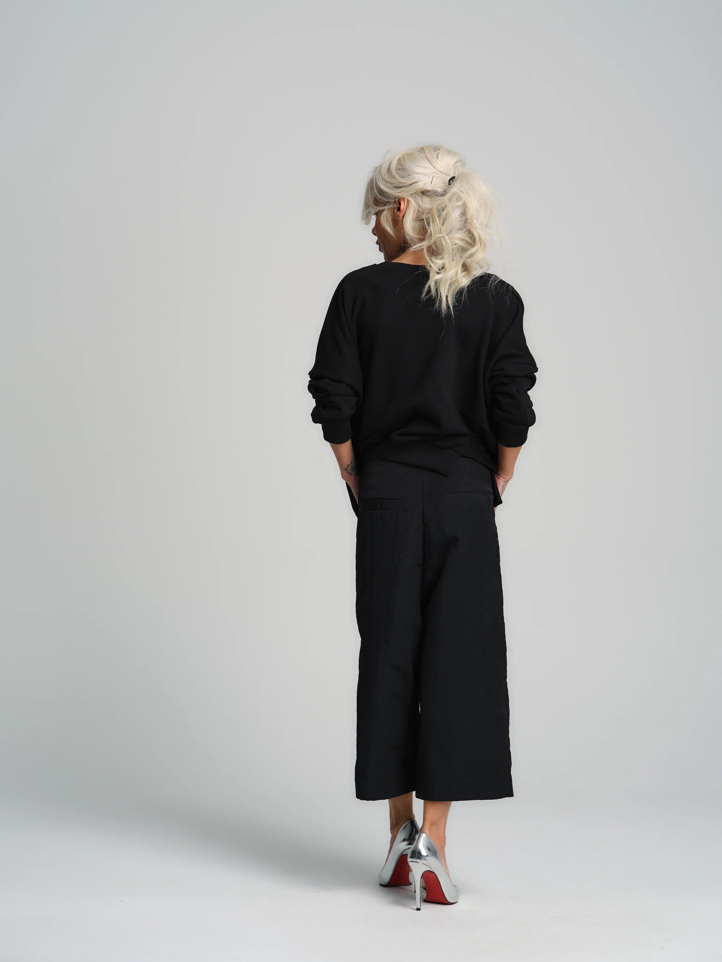 Cropped Black Barrel Pants - Image 9