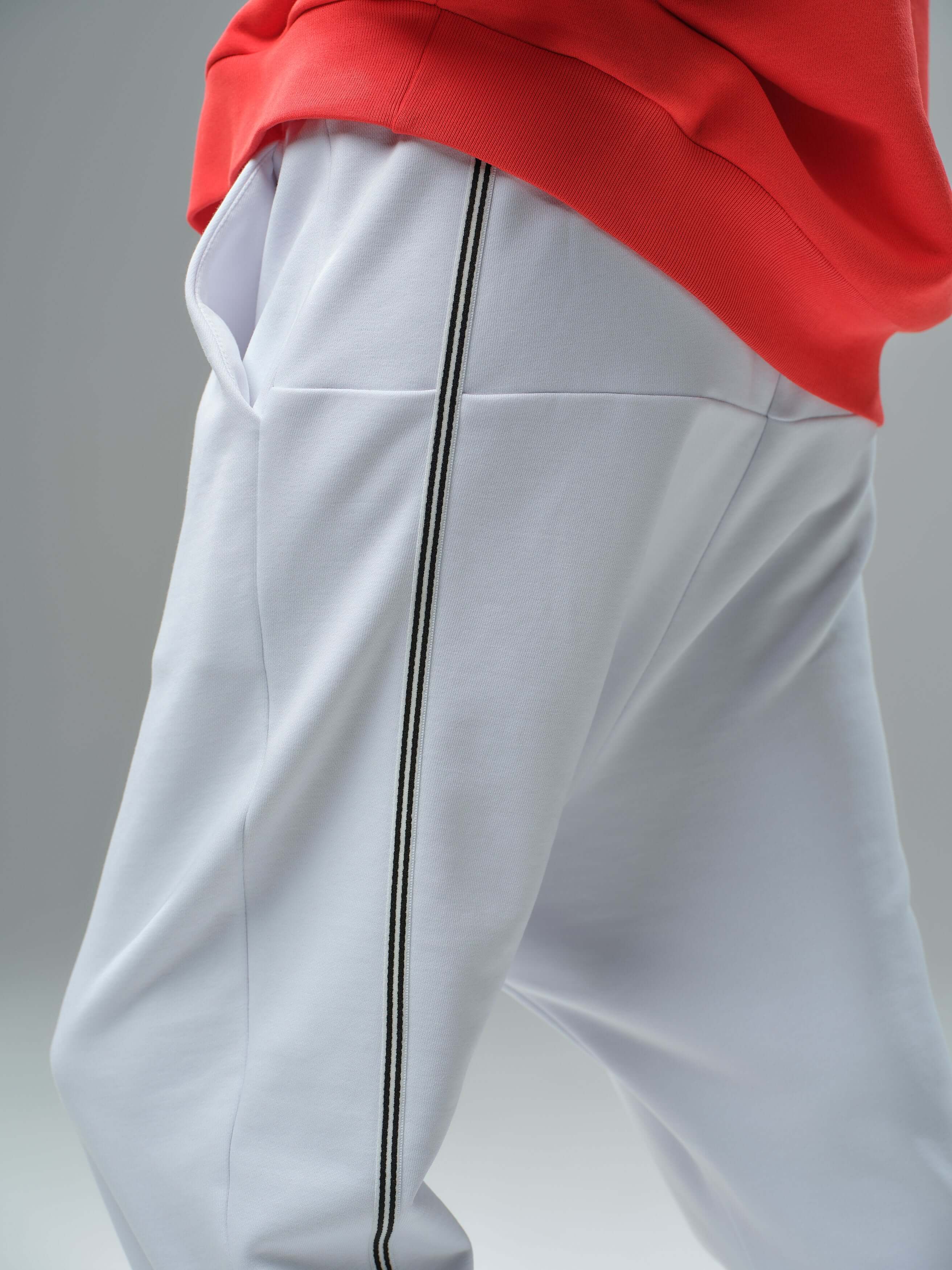 Red Oversized Sweatshirt & White Jogger Set - Image 8